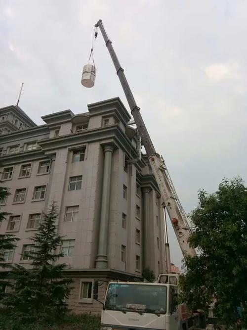 飞跃工程，起吊梦想 专业吊车租赁高效力量